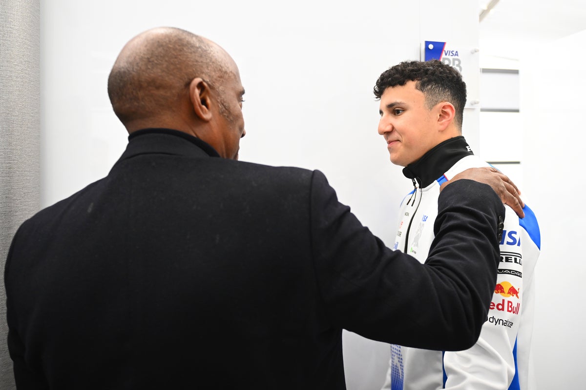 Momen yang mengharukan Anthony Hamilton Consoles F1 Rookie Isack Hadjar Setelah Kecelakaan Debut