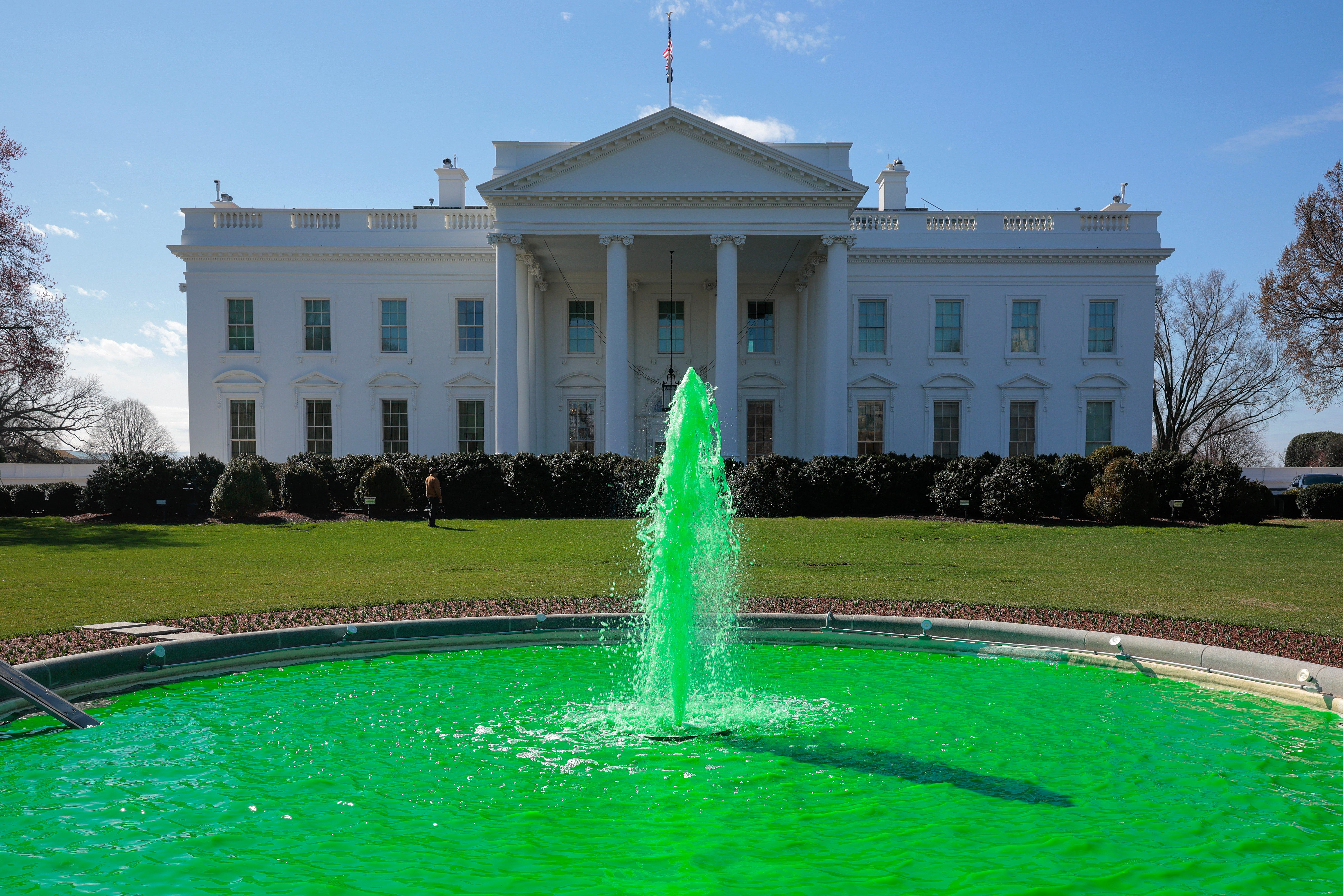 Depuis 1922, lorsque 26 des 32 comtés d'Irlande sont devenus semi-indépendants, le drapeau tricolore de l'Irlande est le drapeau officiel.