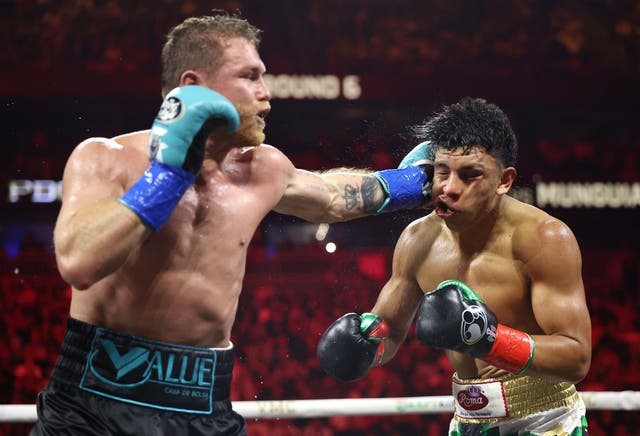<p>Jaime Munguia (right) lost his world title to Canelo last May</p>
