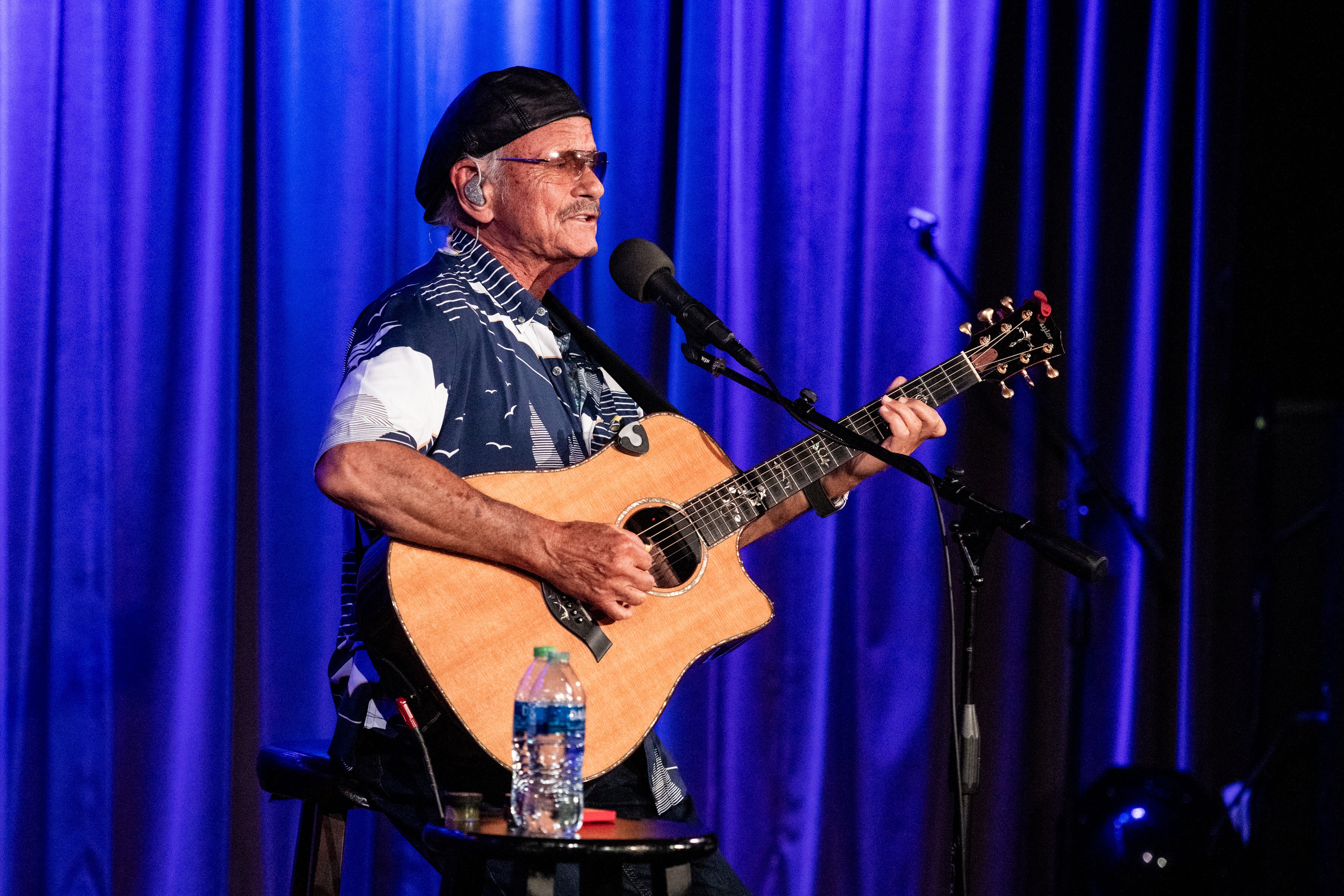 Jesse Colin Young se apresentando no Grammy Museum em Los Angeles em outubro de 2023