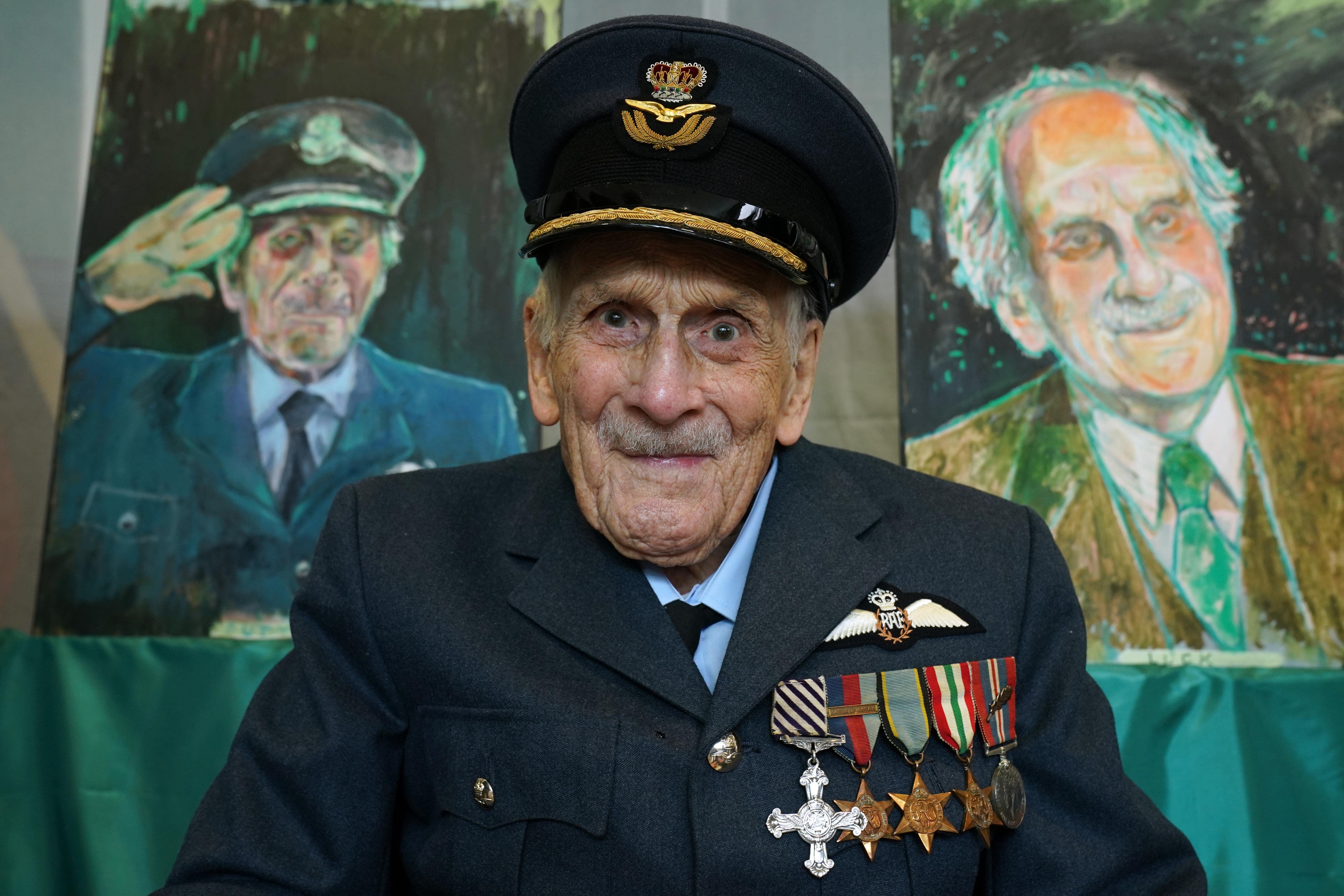 Last surviving Battle of Britain pilot Paddy Hemingway dies aged 105 ...