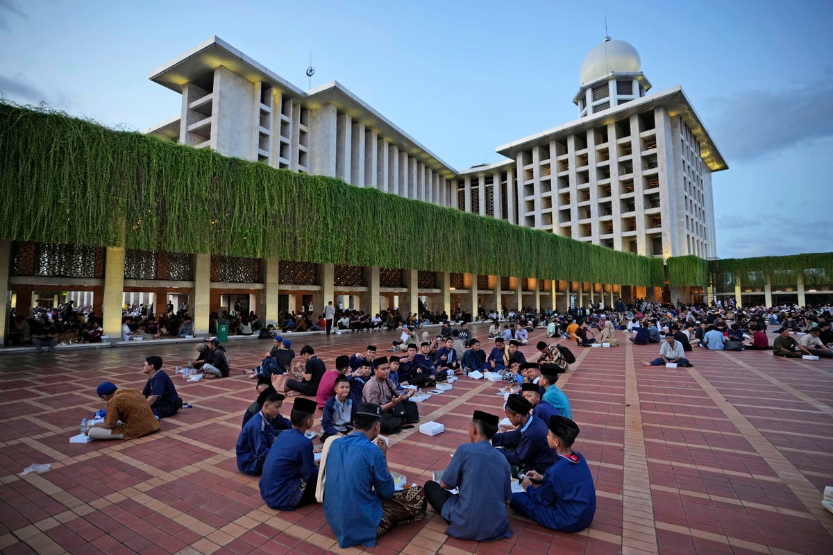 AP PHOTOS: Mass iftar brings together thousands of Muslims at Jakarta’s Istiqlal mosque