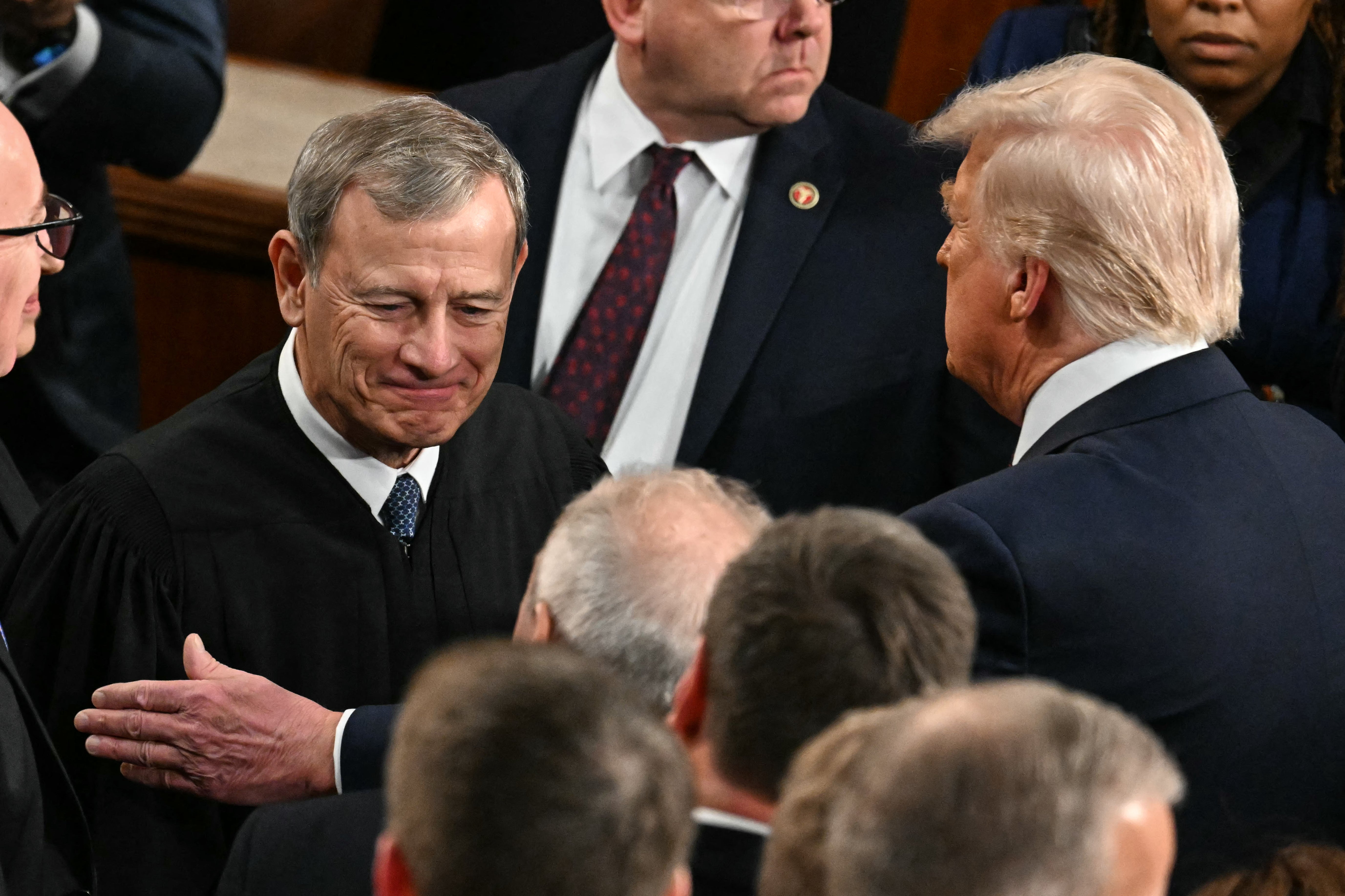 Thug Trump ionsaí ar bhreithiúna cónaidhme as cinneadh a dhéanamh ina choinne i mórán cásanna - gníomh a thug an Breitheamh Tiomanta John Roberts rabhadh ina choinne