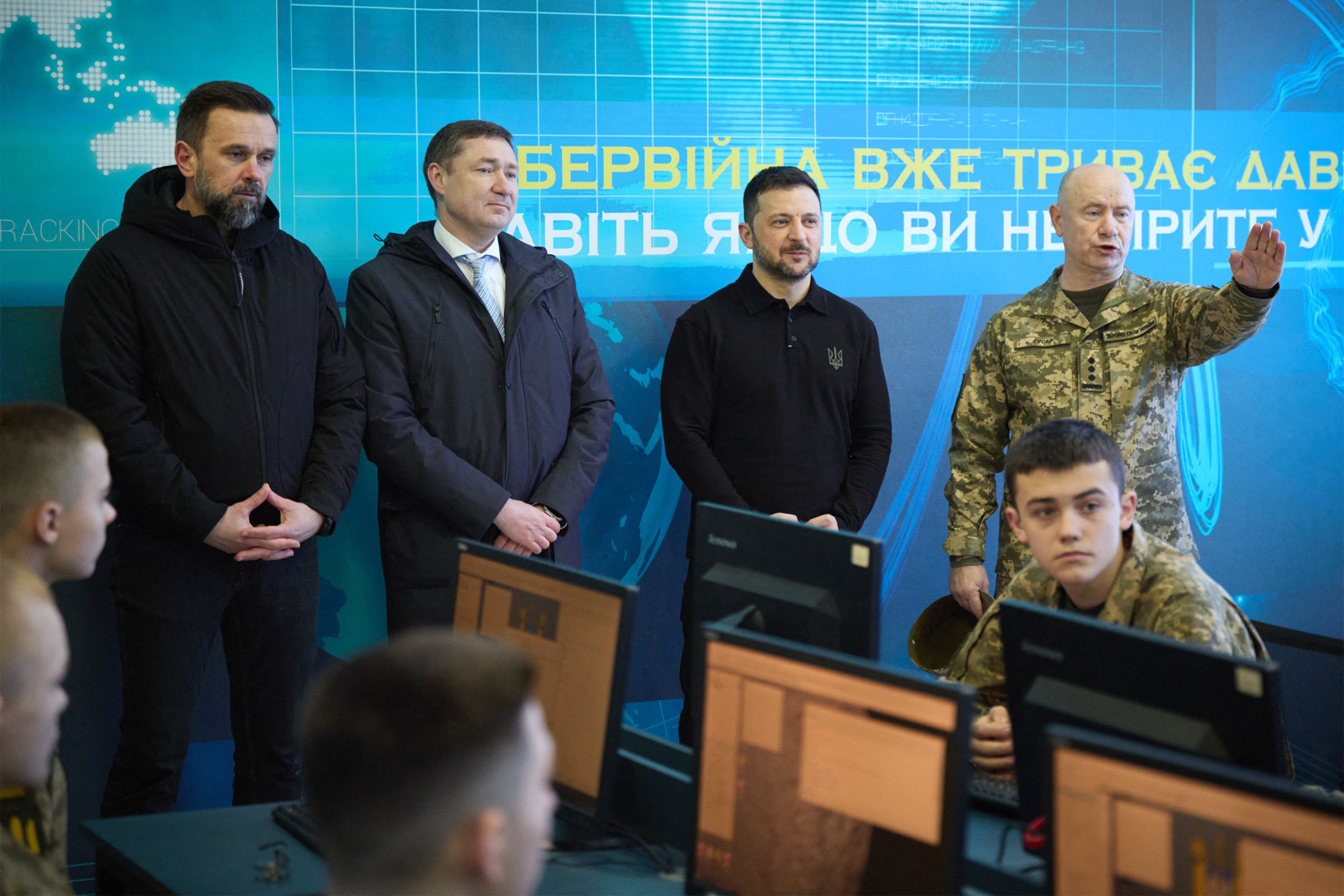Presidente ucraniano Volodymyr Zelensky Visitando o Kruty Heroes Lviv Lyceum para treinamento militar e físico avançado em LVIV na terça -feira