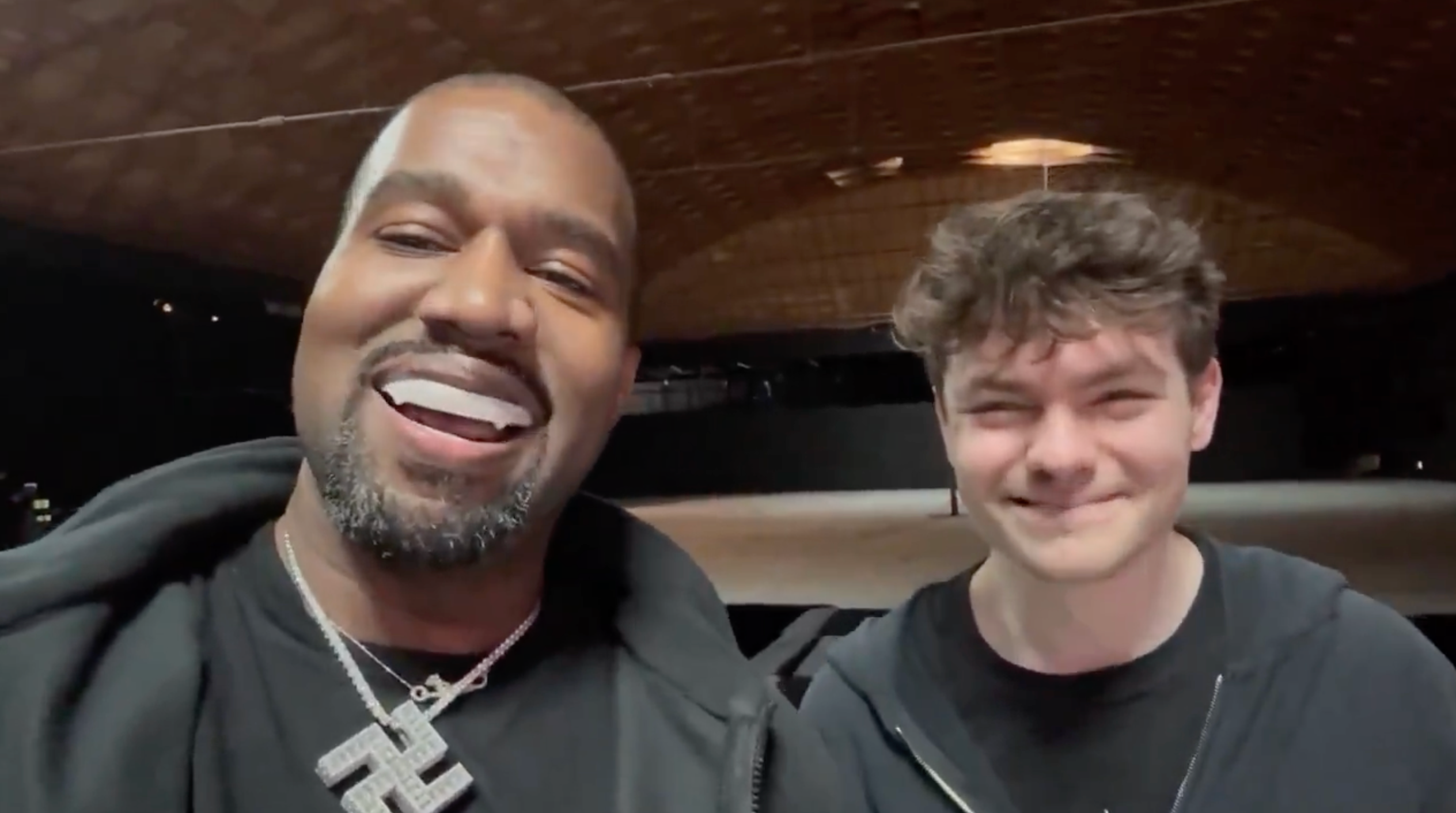 Kanye poseert in Swastika -keten met Nick Fuentes