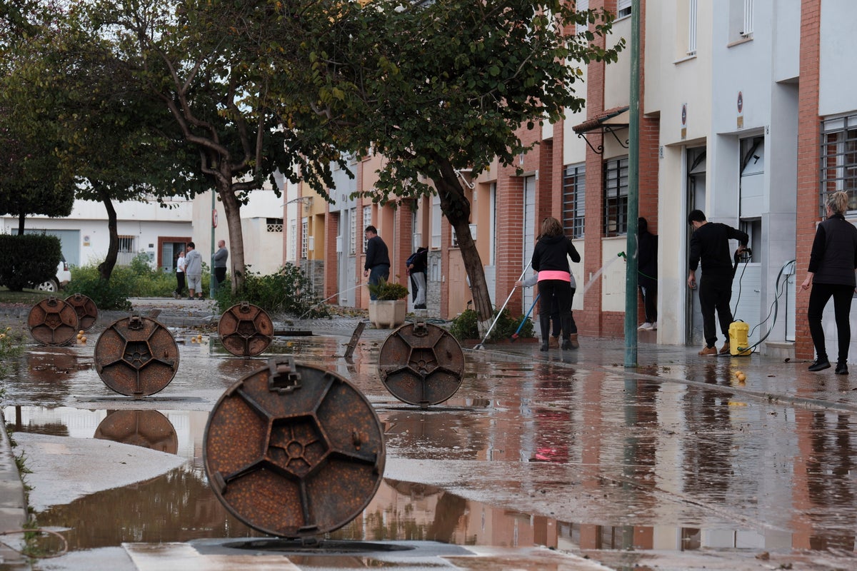 Flash floods in southern Spain prompt officials to evacuate homes. Couple missing in rising waters