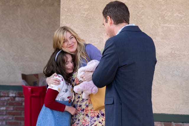<p> Tras el dolor de una adopción fallida, la familia Barnett tiene una segunda oportunidad cuando reciben una llamada sobre una niña llamada Natalia. (Disney/Ser Baffo) IMOGEN FAITH REID, ELLEN POMPEO, MARK DUPLASS</p>