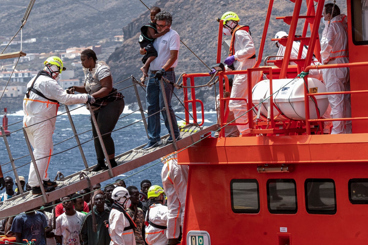 Spain adopts measure to transfer unaccompanied migrant minors from the Canary Islands