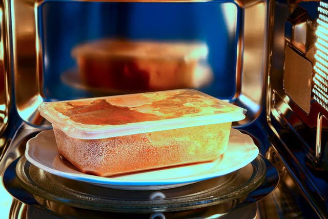 <p>Microwaving food in glass containers could help reduce the microplastics you consume</p>