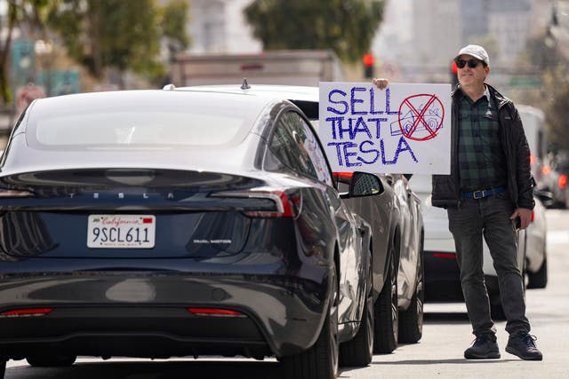 <p>Un nuevo sitio web publica datos de propietarios de Tesla, aunque suscita dudas sobre la seguridad</p>