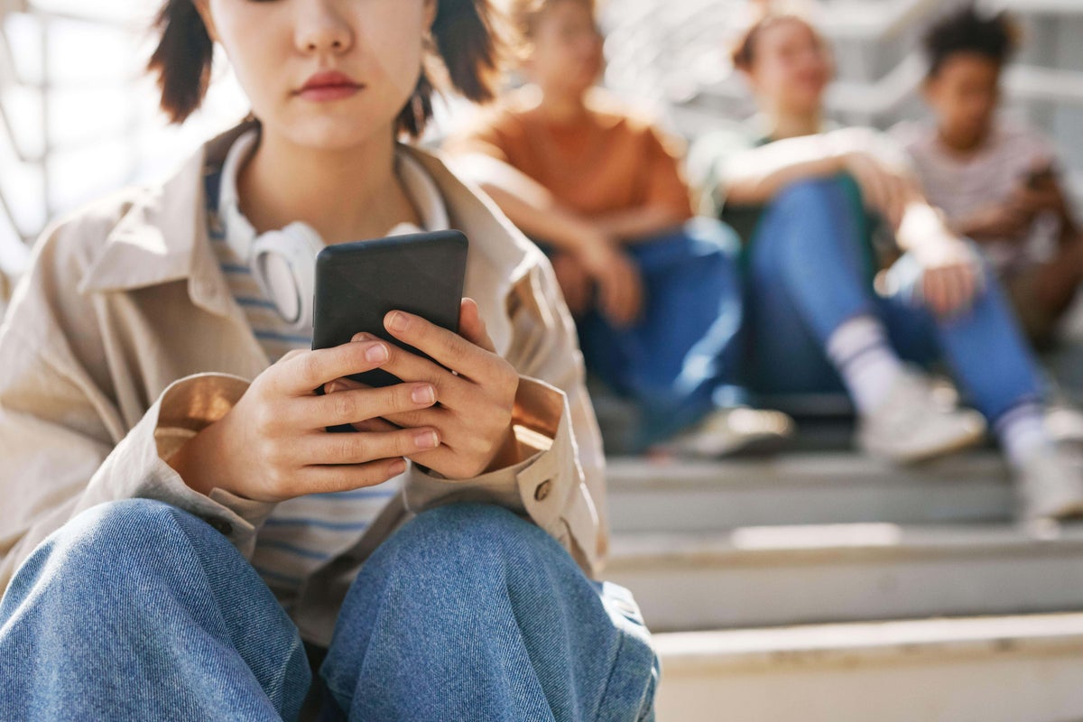 Dostluqlar əvəzinə «ChatGPT»: Gen Z əlaqələri necə dəyişir?
