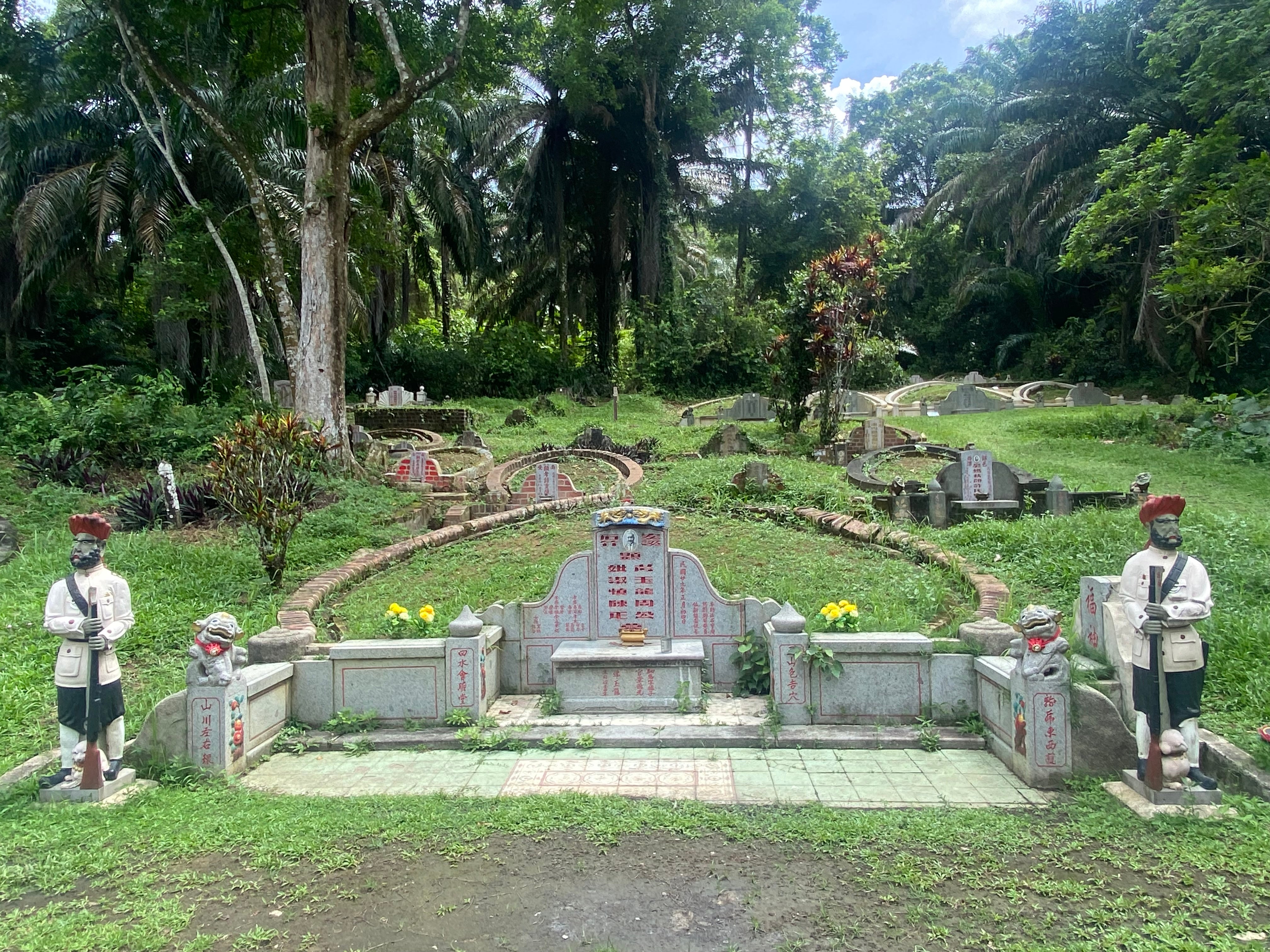 Uncover personal histories of Chinese traders and Peranakan businessmen at Bukit Brown cemetery