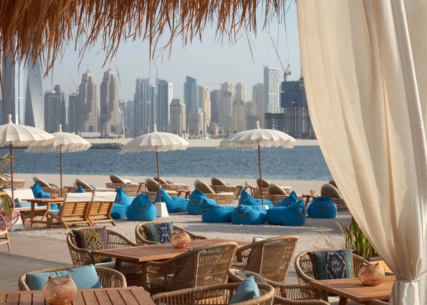 Plage et mer à Palm West Beach avec skyline de Dubai Marina
