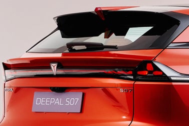 The Deepal S07 features a full-width light bar to make the car appear wider