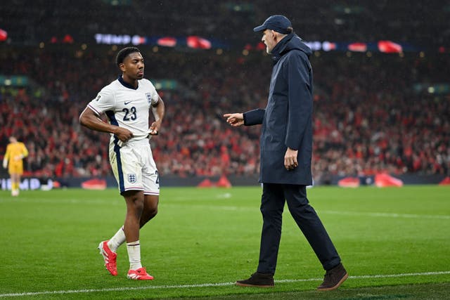 <p>Thomas Tuchel speaks with 18-year-old Myles Lewis-Skelly</p>