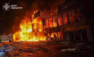 Trois personnes ont été blessées lors de l'attaque et des incendies ont éclaté dans trois endroits.