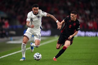 Morgan Rogers, à esquerda, está em disputa para começar contra a Letônia