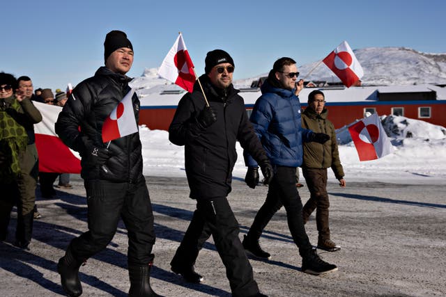 <p> El primer ministro de Groenlandia, Múte B. Egede, en el centro, participa en una protesta contra la toma del poder de Estados Unidos el sábado 15 de marzo de 2025.</p>