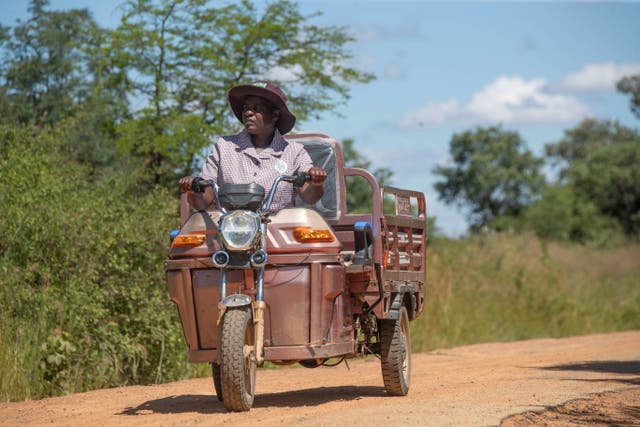 ZIMBABUE-MUJERES-TRICICLOS