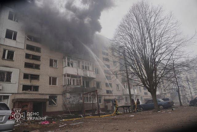 Os bombeiros ações após o ataque russo em Sumy, Ucrânia.