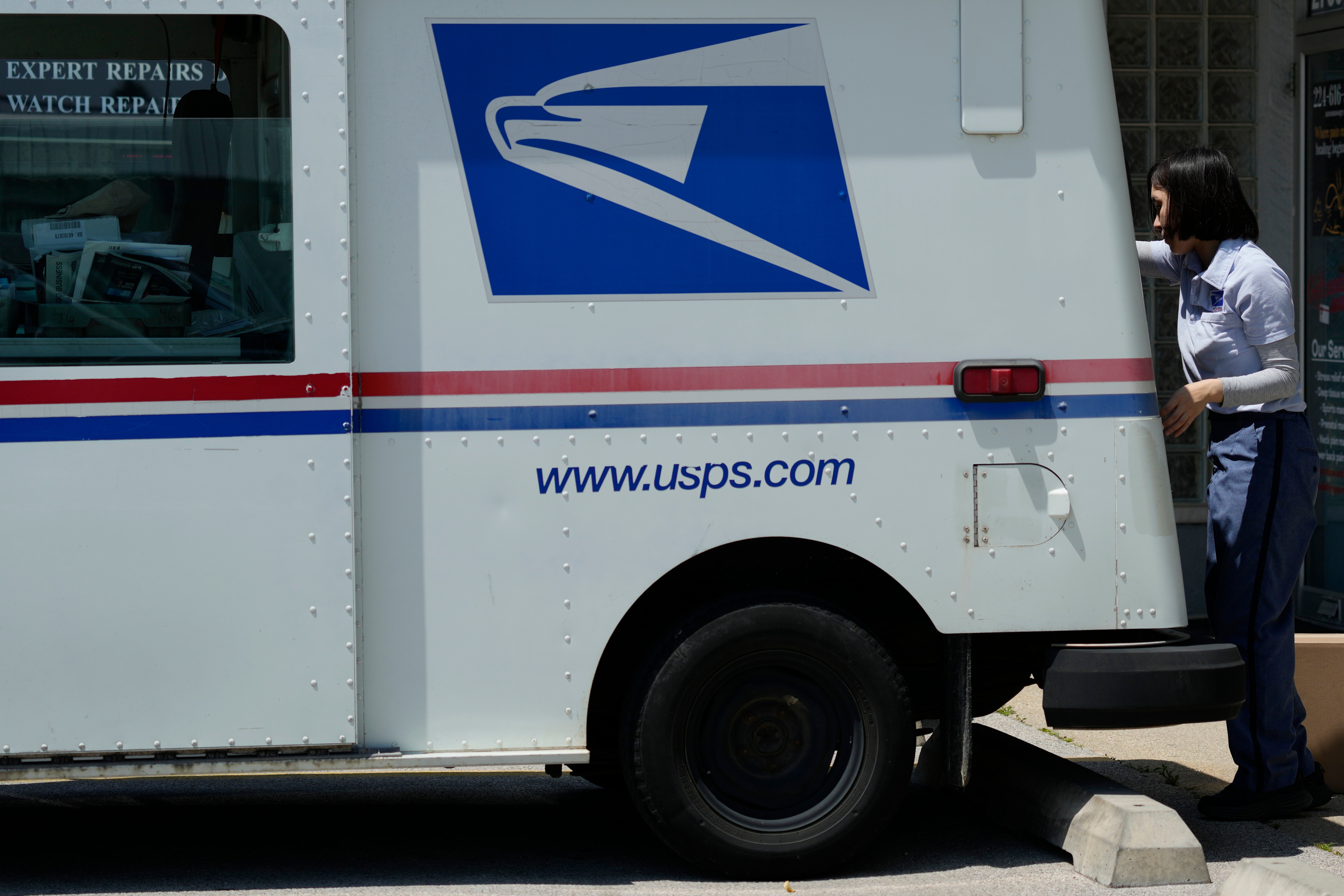 Leadership change comes as USPS planning to cut 10,000 changes