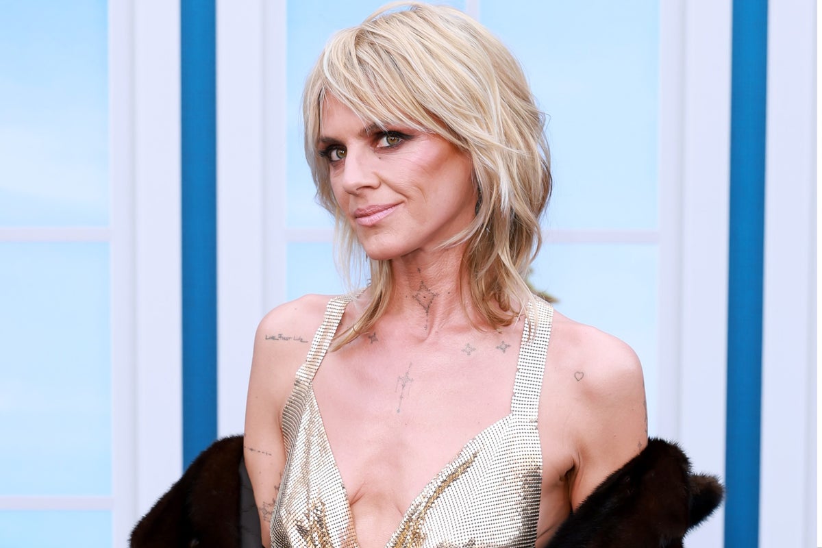 Scrubs star Eliza Coupe hits out at criticism of her premiere look after fans voice concern Scrubs star Eliza Coupe hits out at criticism of her premiere look after fans voice concern