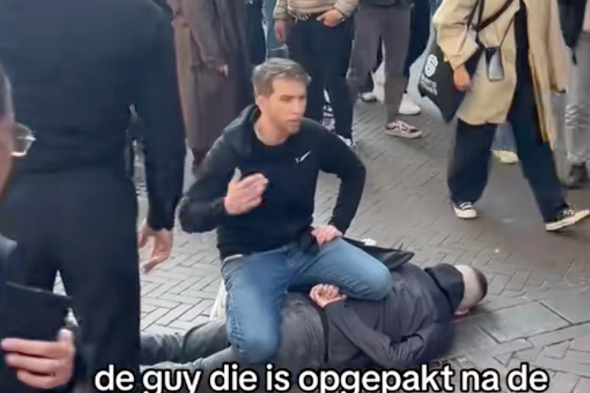 Amsterdam mayor gives hero award to ‘modest’ English tourist who tackled knifeman Amsterdam mayor gives hero award to ‘modest’ English tourist who tackled knifeman