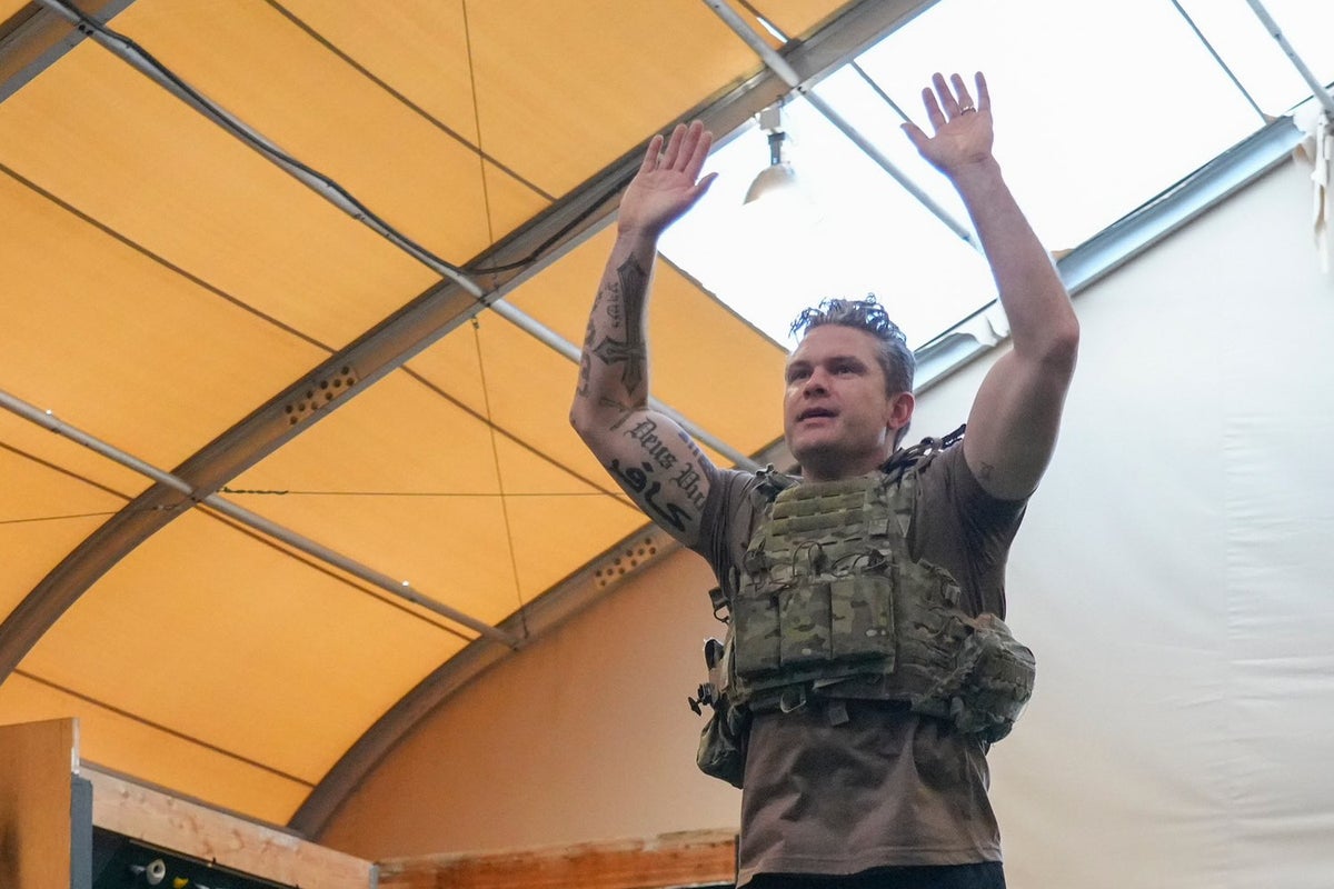Pete Hegseth in der Kritik wegen seines neuen arabischen Tattoos: ...