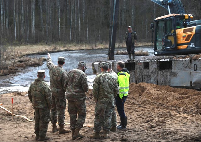 <p>Soldados estadounidenses del 1er Equipo de Combate de Brigada Blindada, perteneciente a la 3ª División de Infantería, trabajaron junto al ejército lituano y equipos de emergencia para coordinar el rescate de cuatro militares desaparecidos. Los esfuerzos se centran en un vehículo Hércules M88 del Ejército de EE. UU., hundido en un pantano cercano a un campo de entrenamiento en Pabradė, Lituania</p>