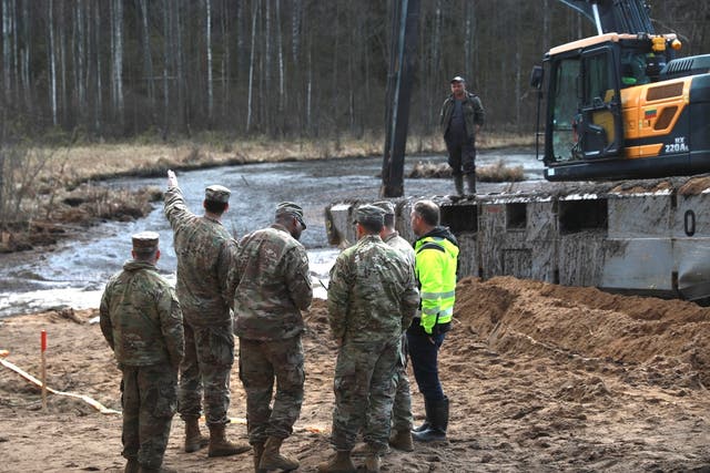 <p>Soldados estadounidenses del 1er Equipo de Combate de Brigada Blindada, perteneciente a la 3ª División de Infantería, trabajaron junto al ejército lituano y equipos de emergencia para coordinar el rescate de cuatro militares desaparecidos. Los esfuerzos se centran en un vehículo Hércules M88 del Ejército de EE. UU., hundido en un pantano cercano a un campo de entrenamiento en Pabradė, Lituania</p>