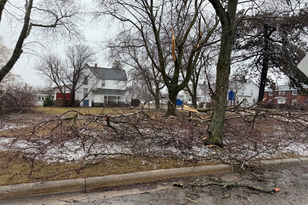 Storm system threatens up to 70 million people in Midwest as tornado warning issued