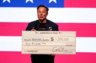 Elon Musk fala em uma prefeitura com um cheque de US $ 1 milhão no domingo em Green Bay, Wisconsin