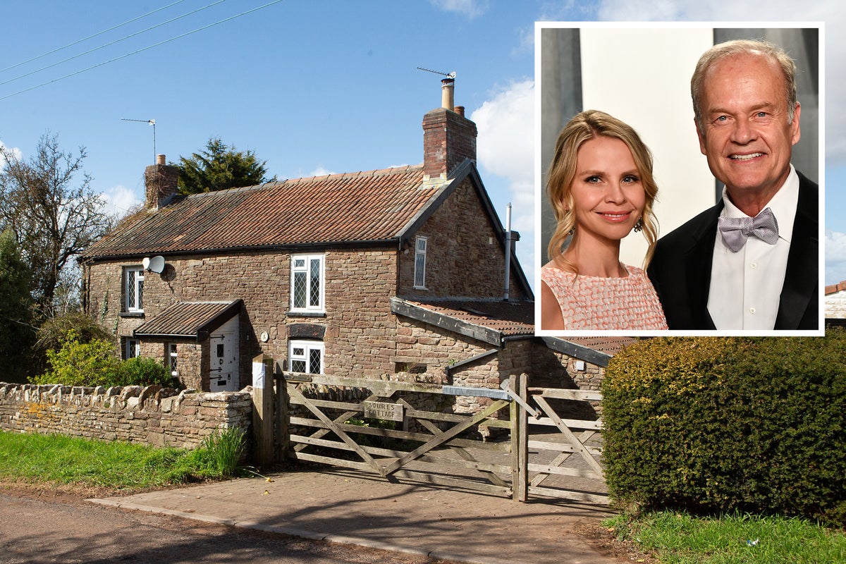 Anger in sleepy coastal town as Fraiser star to demolish historic cottage