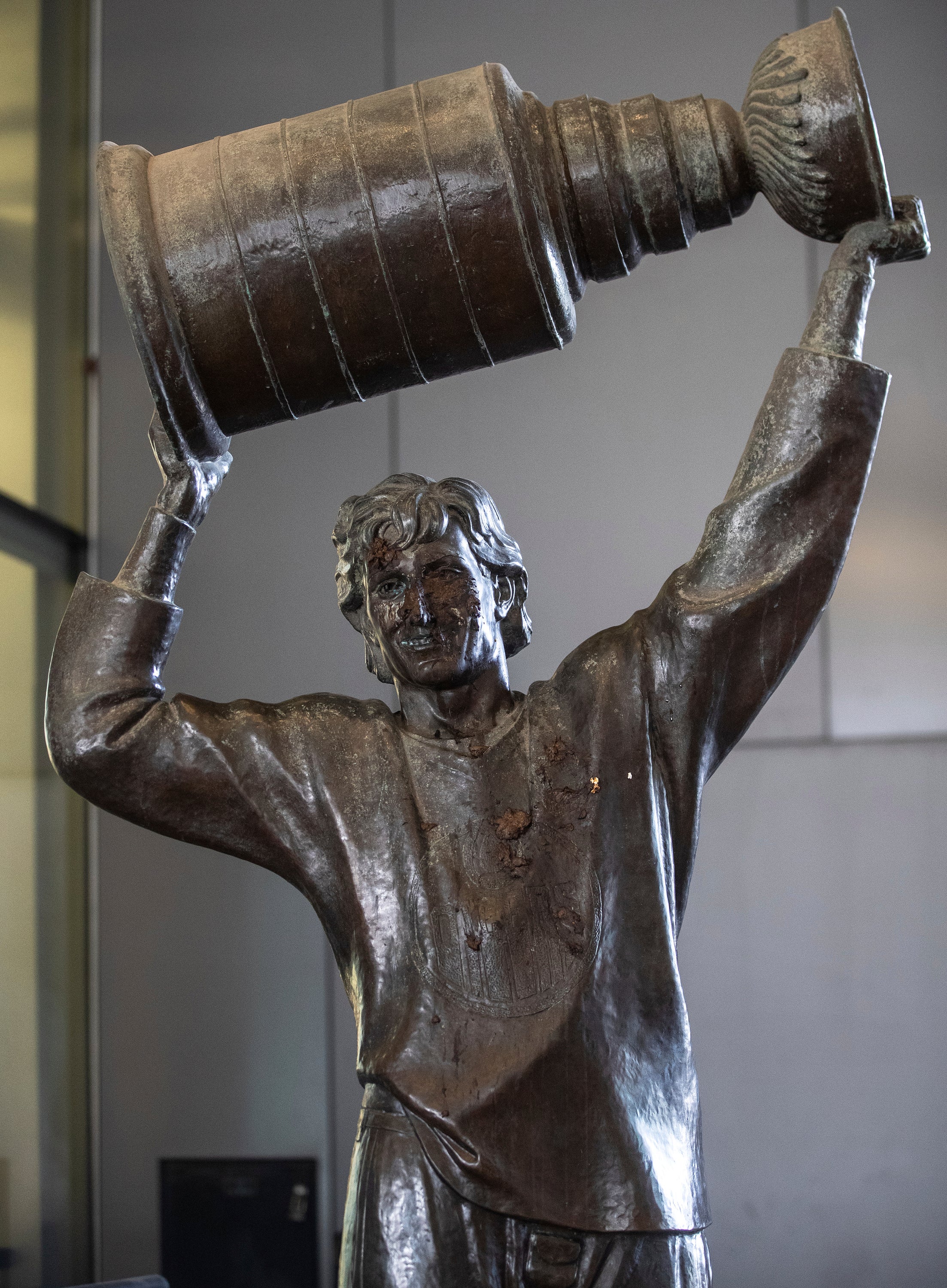 Canada Gretzky Statue Vandalized Hockey