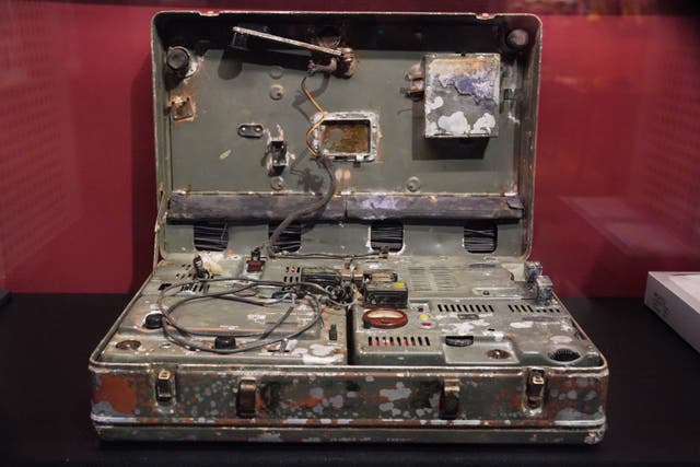 <p>The Krogers' 'flash transmission' radio equipment, 1960</p>