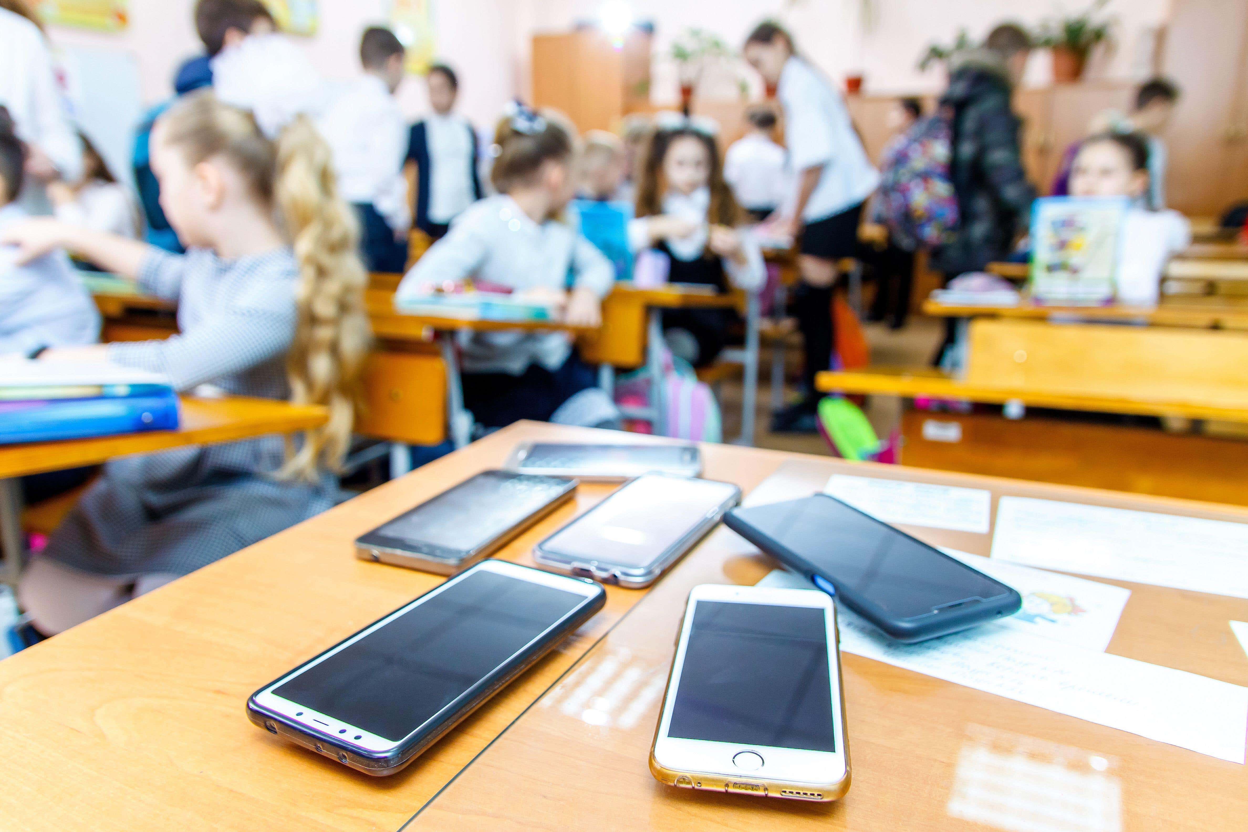 Sir Keir Starmer appeared to disagree with the Conservative leader Kemi Badenoch about how many schools currently ban phones (Alamy/PA)