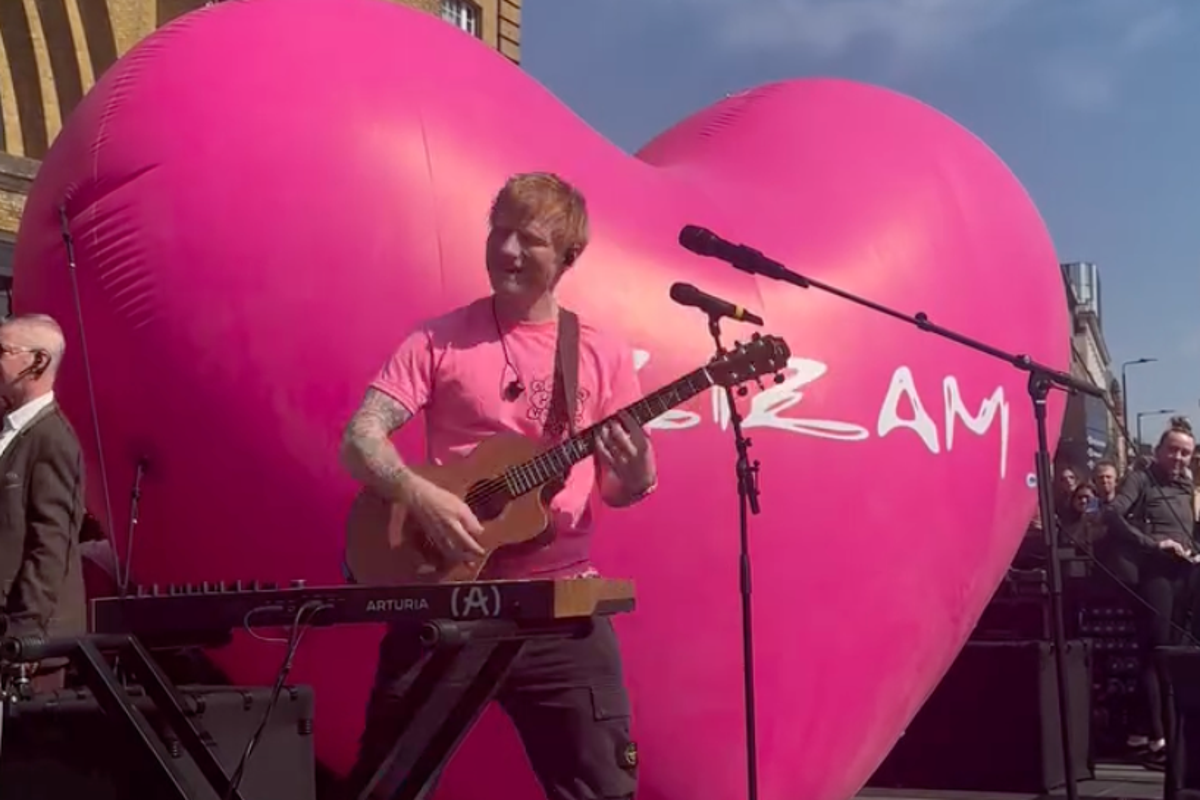 Watch Ed Sheeran surprise commuters with impromptu set at King’s Cross station Watch Ed Sheeran surprise commuters with impromptu set at King’s Cross station
