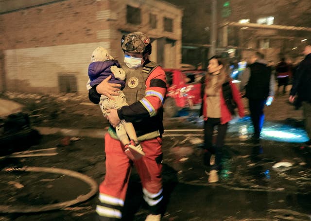 Cenário devastado em Kryvyi Rih após ataque