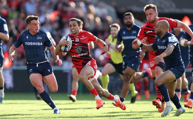 <p>Ange Capuozo of Toulouse breaks clear of George Ford to score their fourth try</p>