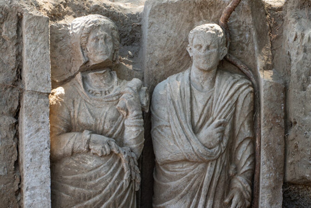 Archaeologists make breakthrough as life-size sculptures discovered in Pompeii tomb