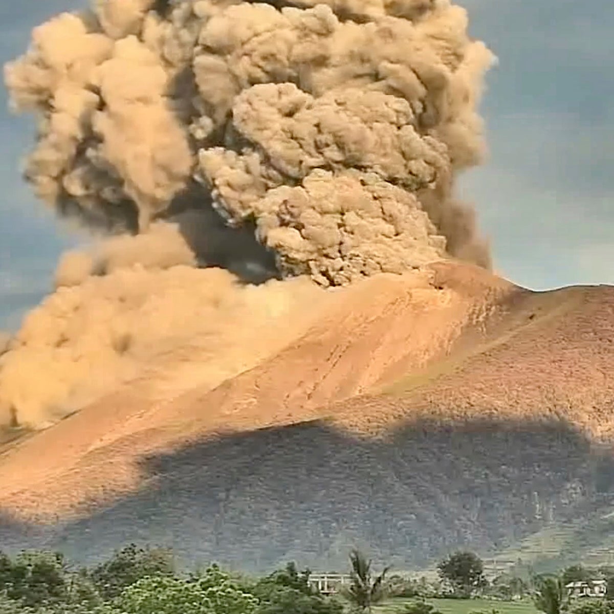 Volcano erupts in Philippines sending ash 4km into the sky | The Independent