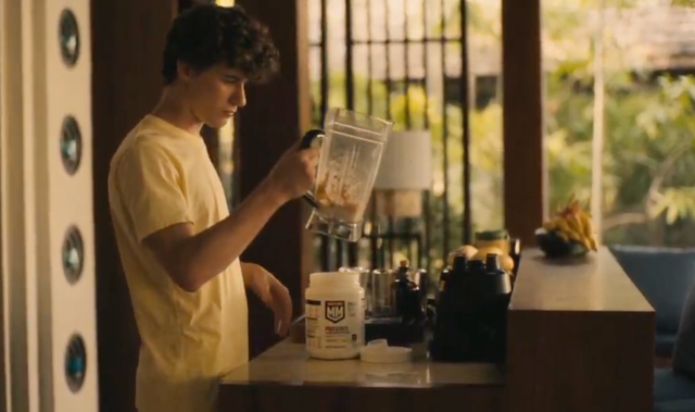 <p>Sam Nivola as Lochlan in The White Lotus</p>