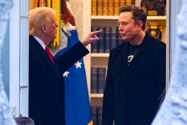 <p>El presidente Donald Trump dejó de mencionar a Elon Musk en Truth Social en las últimas semanas, en un aparente intento por tomar distancia del magnate tecnológico. En febrero y marzo, el presidente mencionaba al multimillonario un promedio de cuatro veces por semana, pero no ha vuelto a publicar sobre el CEO de Tesla desde principios de abril.</p>