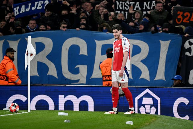 <p>Declan Rice of Arsenal reacts as he prepares to take a corner kick as fans of GNK Dinamo throw plastic cups onto the pitch during the UEFA Champions League 2024/25 League Phase MD7 match between Arsenal FC and GNK Dinamo at Emirates Stadium on January 22, 2025 in London, England. (Photo by Justin Setterfield/Getty Images)</p>