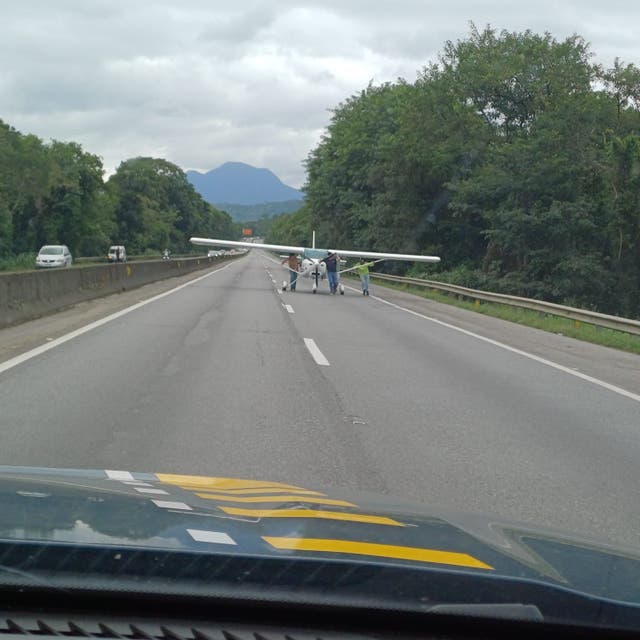 <p>The aircraft weaved between moving cars before it shakily touched down on the hard shoulder</p>