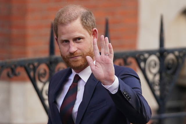 <p>El príncipe Harry dice que su padre, el rey Carlos, ya no le habla </p>