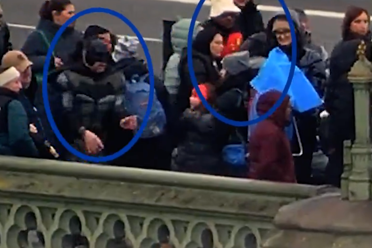 Police officers dress up as Batman and Robin in bizarre undercover sting Police officers dress up as Batman and Robin in bizarre undercover sting