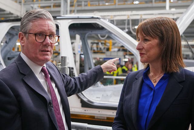 <p>Prime Minister Keir Starmer (L) gestures as he speaks to workers, with the Chancellor of the Exchequer Rachel Reeves, during a visit to a Jaguar Land Rover car factory on April 7, 2025 in Birmingham</p>