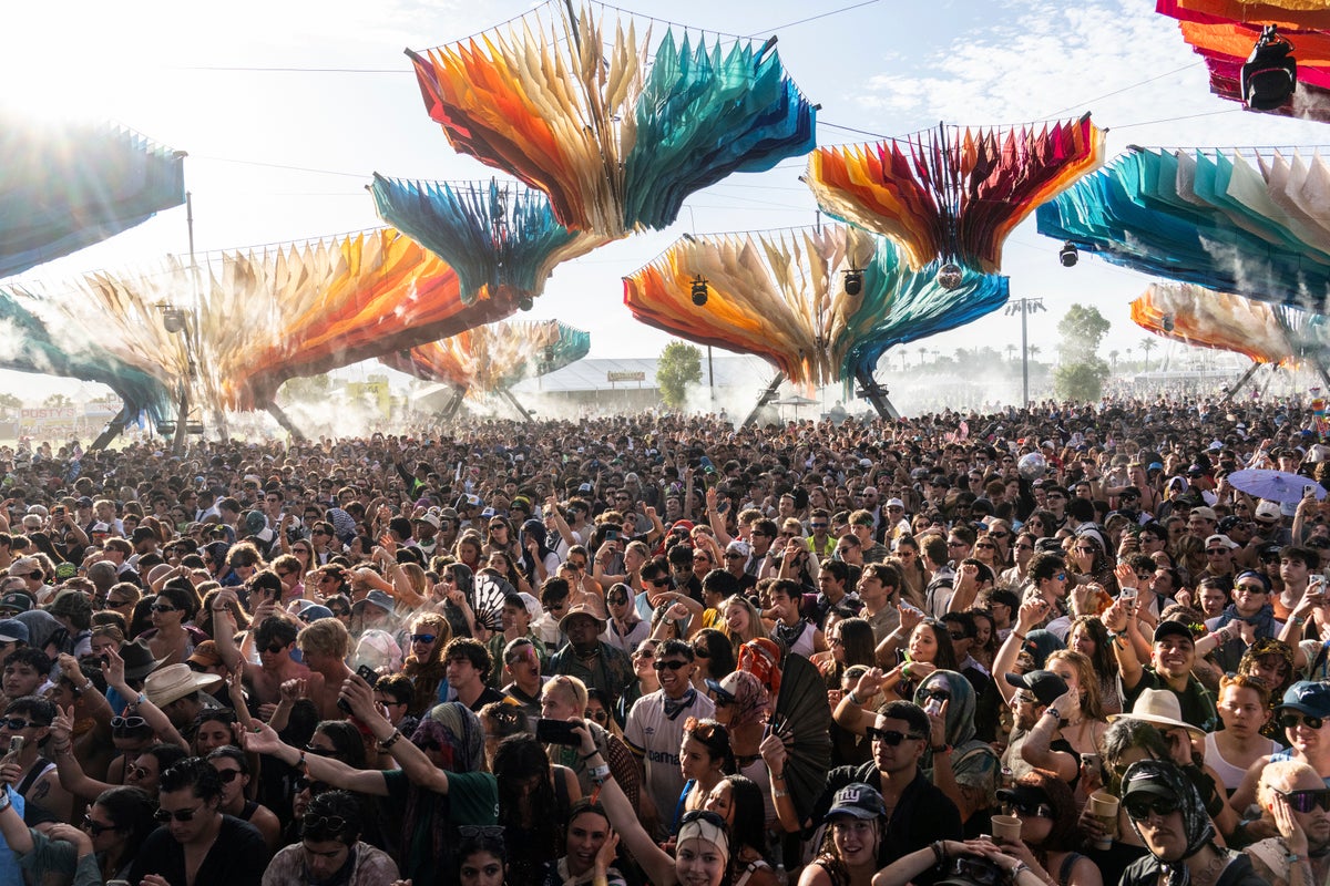 AP PHOTOS: Coachella continues with Weezer, T-Pain and a Bernie Sanders appearance