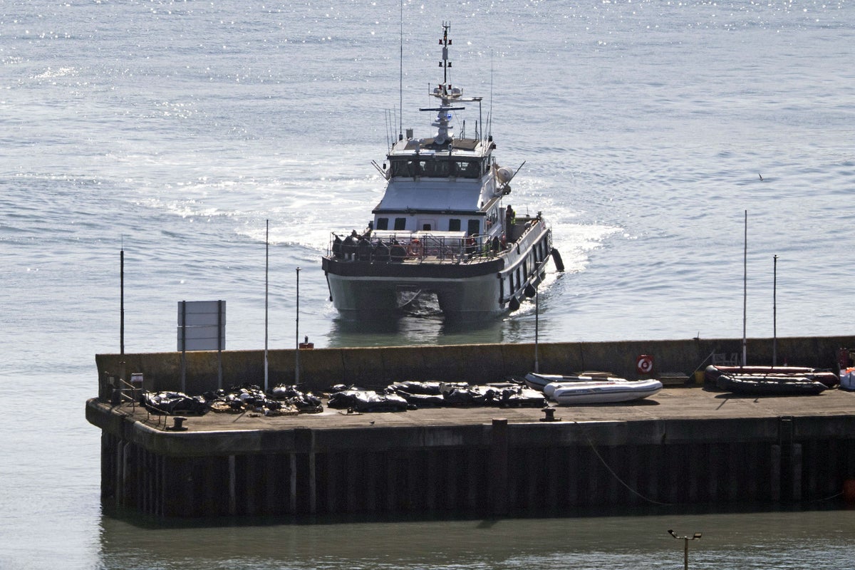 Record 8,064 Migrants Cross English Channel in 2025